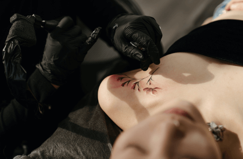 Супруги разругались из-за татуировки, которую жена хочет сделать на груди
