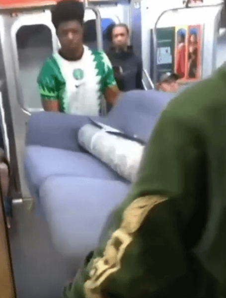 Чудаки сэкономили на доставке и перевезли диван в метро