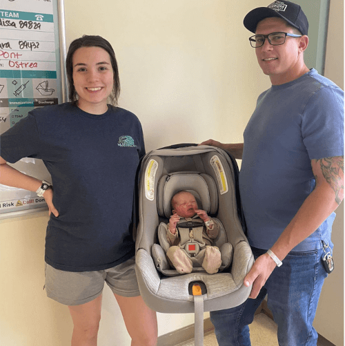 Офицер полиции принял присягу с новорожденным сыном на руках