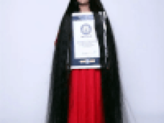 Волосы длиной более двух метров позволили женщине добиться мирового рекорда