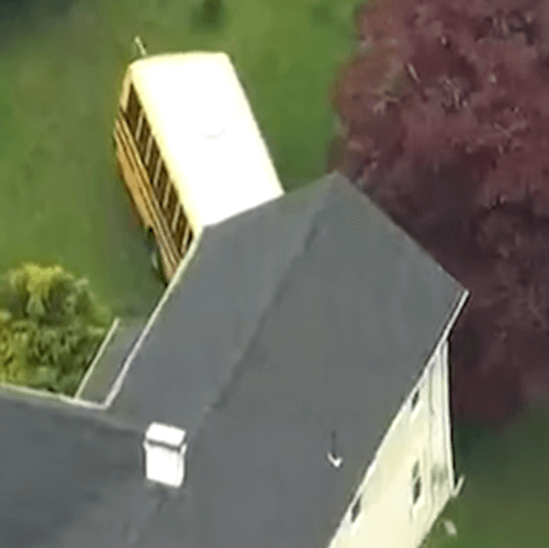 Заснувший водитель школьного автобуса врезался в жилой дом
