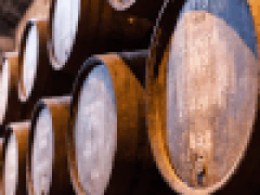 Вандал проник на винодельню и вылил десятки тысяч литров вина