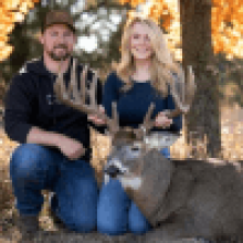 Охотник застрелил крупного оленя и тут же сделал предложение любимой девушке