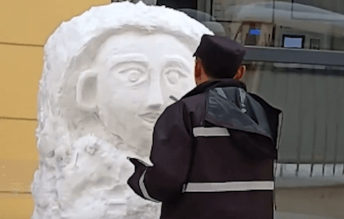 После снегопада охранник в детском саду занялся лепкой скульптур