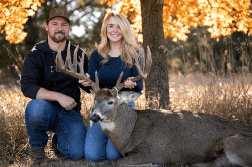 Охотник застрелил крупного оленя и тут же сделал предложение любимой девушке