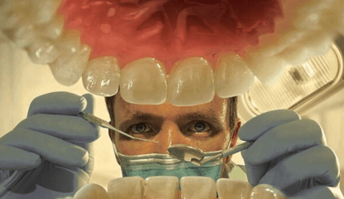 Уборщик выдал себя за стоматолога и удалил пациенту четыре передних зуба