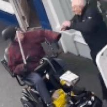 Старик на электрическом скутере напал на обидчика, который купил последний пирожок