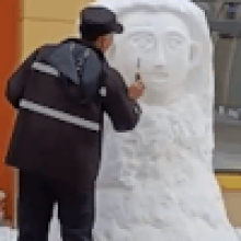 После снегопада охранник в детском саду занялся лепкой скульптур