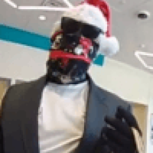 Преступник решил придать ограблению праздничный стиль и надел шапку Санта-Клауса
