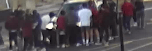 Старшеклассники выбежали из школы, чтобы поднять машину и вызволить из-под неё женщину с ребёнком