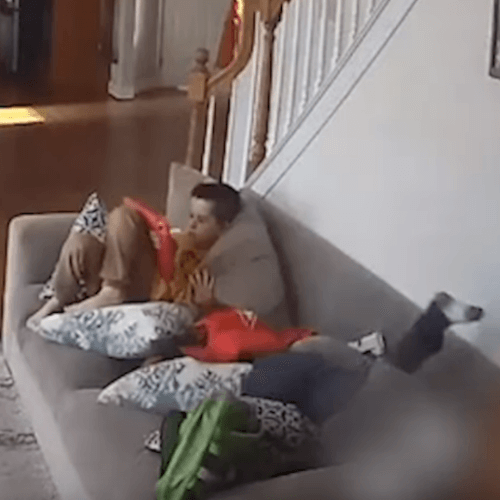 Мальчик упал с лестницы, но удачно приземлился на диван