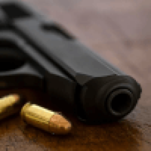Двухлетняя девочка нашла заряженный пистолет и случайно застрелилась