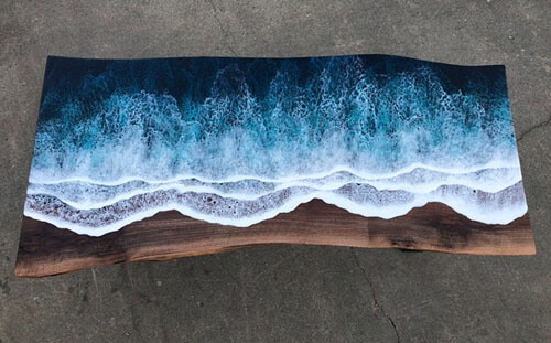 Стол, омываемый морскими волнами, получился невероятным