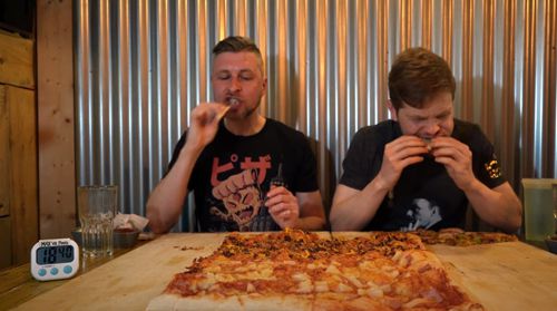 Приятелям не пришлось платить за огромную пиццу, ведь они сумели съесть её в установленный срок