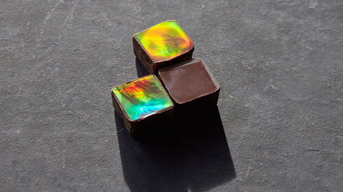 Учёные создали шоколад, переливающийся разными цветами