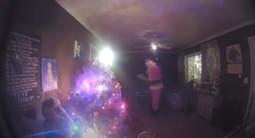 Камера видеонаблюдения показала детям, как Санта раскладывает подарки в гостиной
