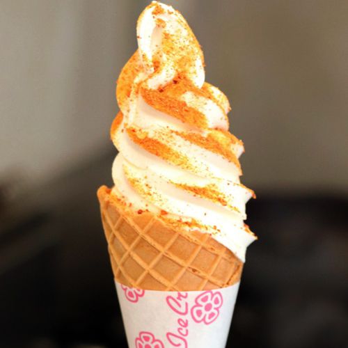 Любой, кто сможет съесть мороженое со жгучим перцем, получит его бесплатно