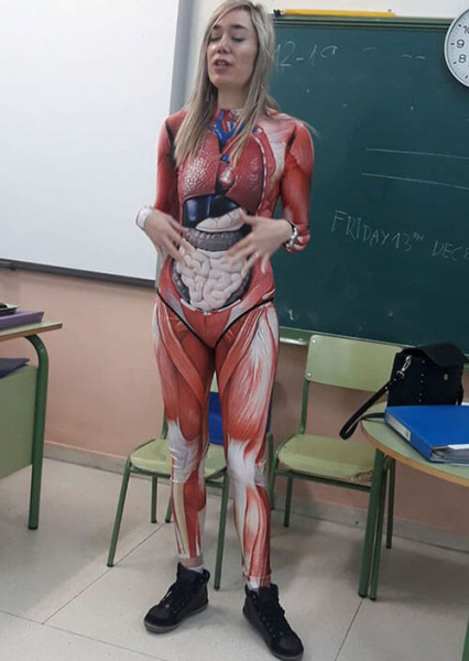 Учительница очень наглядно объяснила детям человеческую анатомию