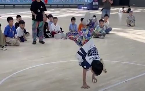 Мальчик на костылях пришёл на танцевальный конкурс и удивил зрителей своими талантами