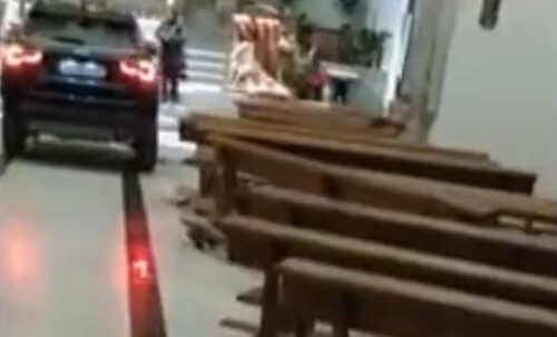 Спасаясь от дьявола, водитель на машине ворвался в церковь