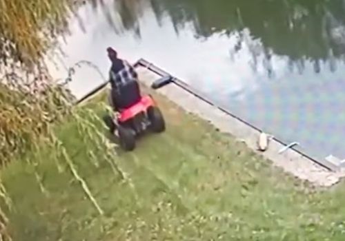 Неумелая женщина загнала газонокосилку в канал