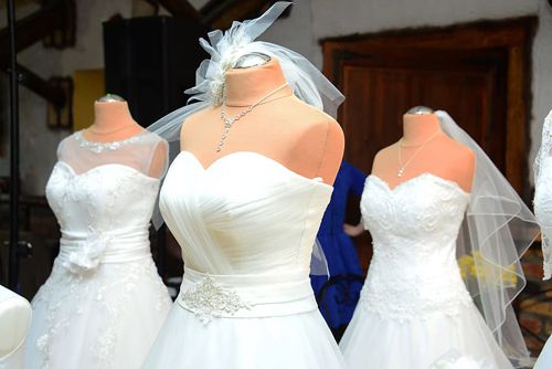 Невеста хочет бросить жениха, который уничтожил платье, сшитое её покойным братом