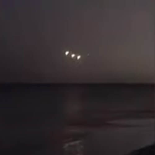 Очевидец сфотографировал странное скопление огоньков в небе
