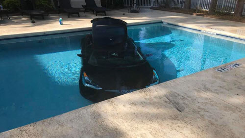 Водитель случайно искупал машину в бассейне отеля