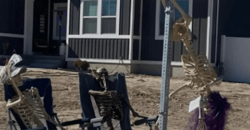 Домовладельцу велели убрать скелет, танцующий «стриптиз» на уличном знаке