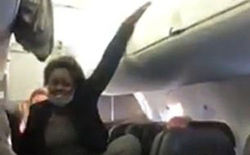 Пассажирка самолёта закатила истерику и напугала всех своей одержимостью