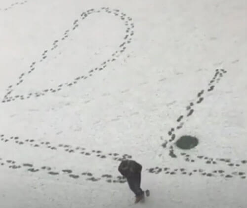 Выпавший снег помог учителю физики в преподавательской работе