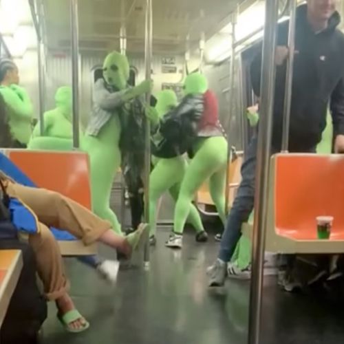 Хулиганки в неоново-зелёных трико избили двух юных пассажирок метро
