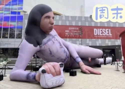 Надувная кукла, рекламирующая одежду, напугала очевидцев своим странным лицом