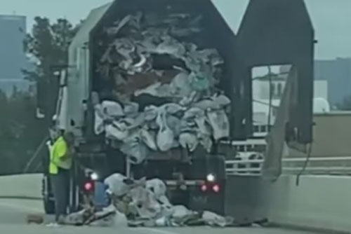 Из-за грузовика, перевозившего мусор, трасса превратилась в свалку