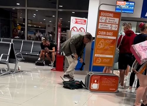 Авиапассажир разломал свой чемодан, чтобы уменьшить размер багажа