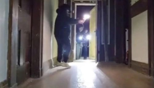 Духи предупредили охотника за привидениями, что за ним идут полицейские