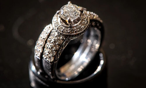 Женщина два года носила на пальце фальшивое обручальное кольцо