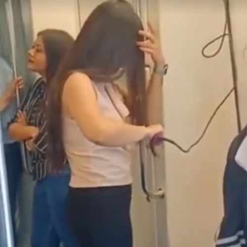 Пассажирка воспользовалась розеткой в вагоне метро, чтобы уложить волосы