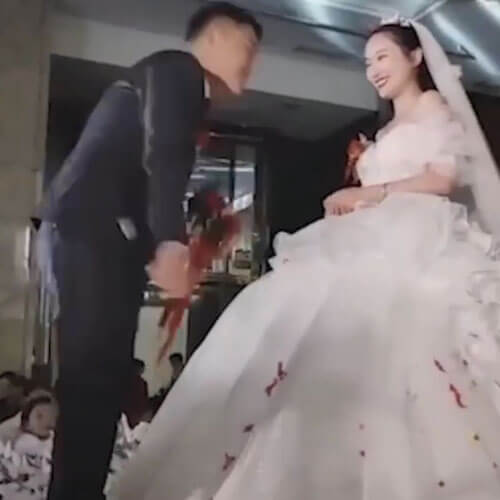 Благодаря родительской любви невеста не испачкала белое платье