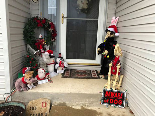 Рождественская горгулья спровоцировала ссору с соседкой