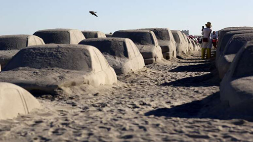 На пляже появилась автомобильная пробка, вылепленная из песка