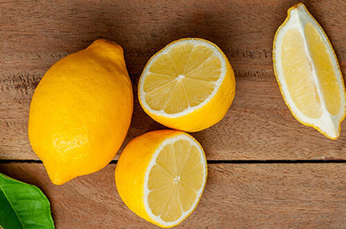 Вода с лимонным соком пригодилась для чистки микроволновки