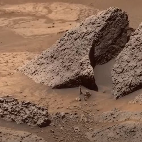 Охотник за аномалиями обнаружил на Марсе воина со щитом