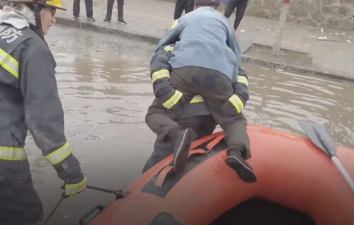 Спасая людей из машины, пожарный временно стал мостом