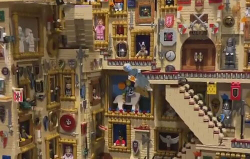 В школе волшебства, сделанной из «LEGO», не забыты даже движущиеся лестницы