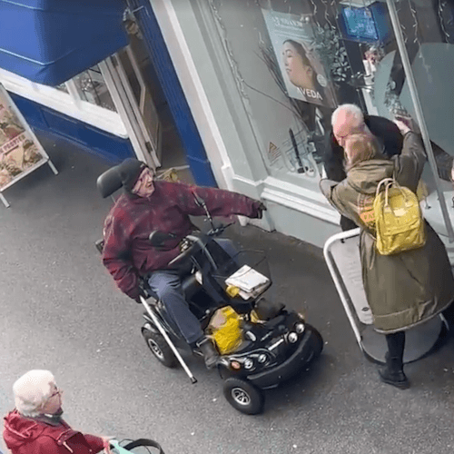 Старик на электрическом скутере напал на обидчика, который купил последний пирожок