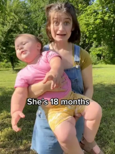 Дочка, которой всего 18 месяцев, почти догнала по росту свою маму
