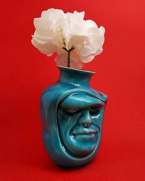 Художник «очеловечивает» вазы, даря им лица