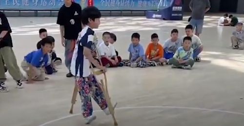 Мальчик на костылях пришёл на танцевальный конкурс и удивил зрителей своими талантами