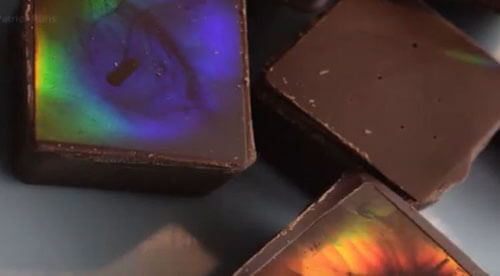 Учёные создали шоколад, переливающийся разными цветами